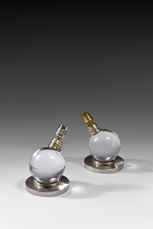 Jacques ADNET - Paire de lampes modernistes composée d'une sphère en verre reposant sur un socle en métal chromé. Hauteur : 13 cm